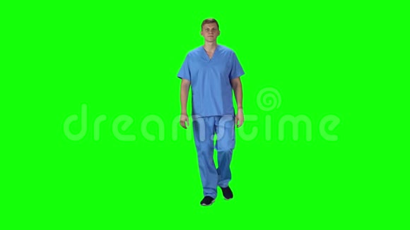 医生在绿色的背景下向前看慢动作视频的预览图