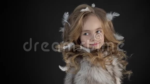 微笑的小女孩在摄影棚里看相机漂亮时髦可爱的儿童模特视频的预览图