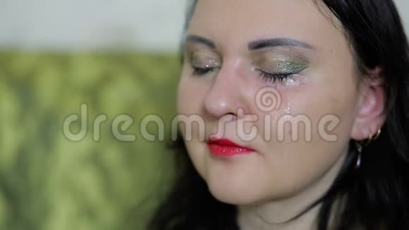 一个哭泣的女人擦眼泪视频的预览图