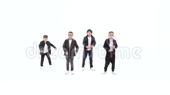 男孩们穿着黑色皮夹克和牛仔裤在白底上跳现代舞视频的预览图