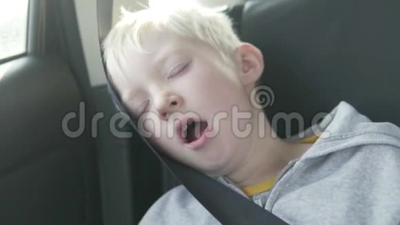那个白化病男孩在路上的车里睡着了视频的预览图