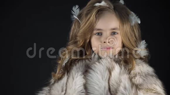 美丽时尚小女孩漂亮的脸看相机时尚的儿童模特姿势视频的预览图