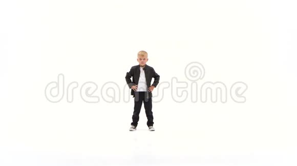 小男孩穿着黑色皮夹克和牛仔裤在白底上跳现代舞视频的预览图