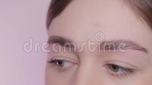 专业化妆师在美容院为客户拔眉毛视频的预览图