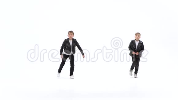 小男孩们穿着黑色皮夹克和牛仔裤在白底上跳着现代舞视频的预览图