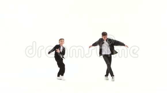 小男孩们穿着黑色皮夹克和牛仔裤在白底上跳着现代舞视频的预览图