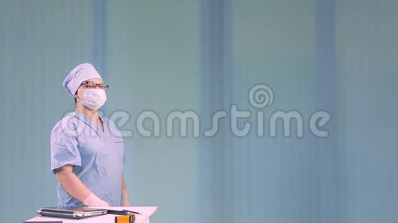 戴着医用口罩的女医生手里拿着注射器视频的预览图