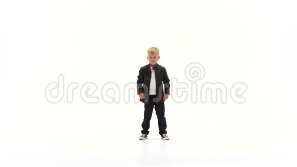 小男孩穿着黑色皮夹克和牛仔裤在白底上跳现代舞视频的预览图