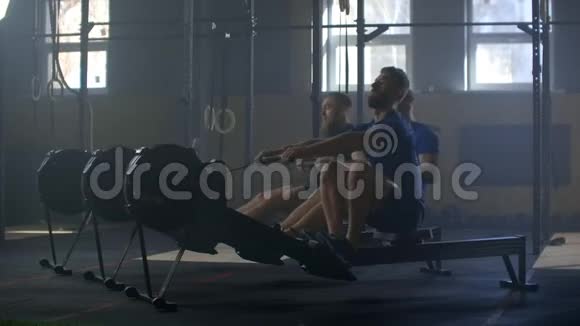 团队合作集体有氧训练健身男子朋友在交叉健身房锻炼排测力机视频的预览图