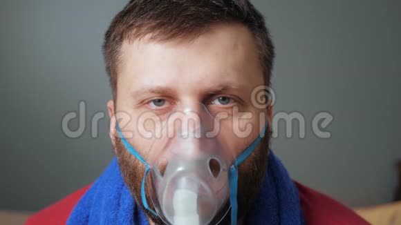 人使用雾化器进行吸入他在看摄像机慢动作和特写视频的预览图