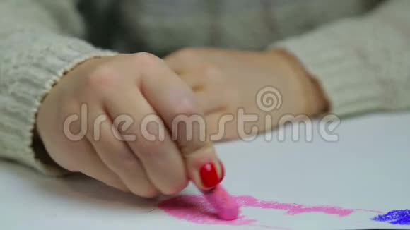 女性用粉笔在白纸上画晚云视频的预览图
