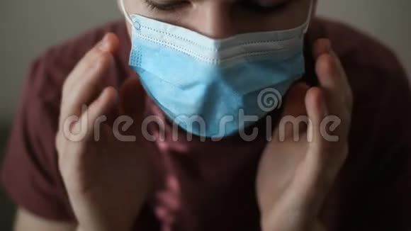 医生男人戴上了防毒面具医务人员预防设备细菌和抗病毒丙基视频的预览图