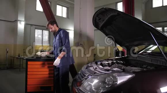 汽车修理工检查汽车发动机的油位视频的预览图