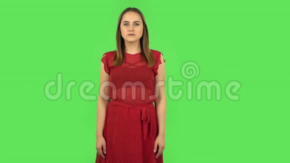 穿红色裙子的温柔女孩跳舞很有趣绿色屏幕视频的预览图