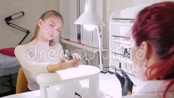 美容院的顾客选择指甲油的颜色视频的预览图