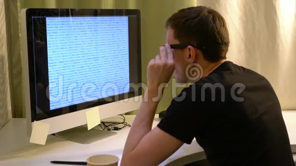 戴眼镜的人在显示器上读文字视频的预览图