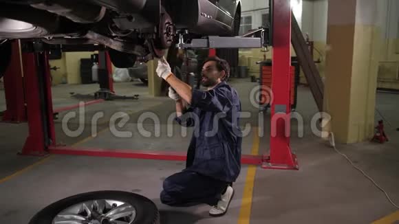 汽车底盘检查时的汽车修理专家视频的预览图