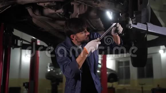 修理工在车底安装视频的预览图
