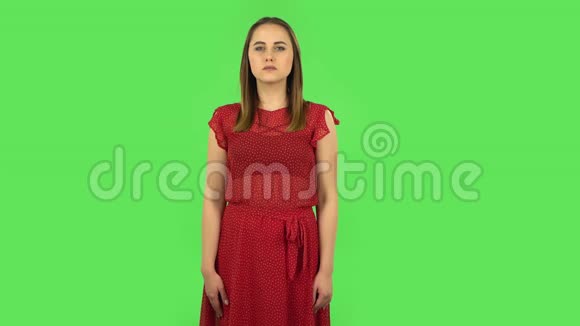 穿红色裙子的温柔女孩指着自己说谁我不感谢我不需要绿色屏幕视频的预览图