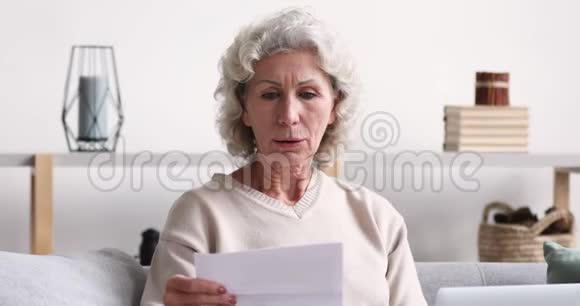 令人震惊的是这位老妇人在邮件中读到了坏消息视频的预览图