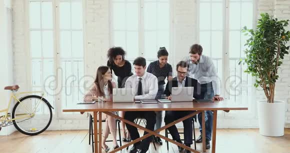 多民族商业团队用电脑头脑风暴现代办公视频的预览图