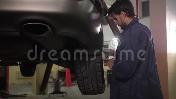 汽车修理专家取下车轮视频的预览图
