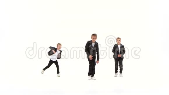 孩子们穿着黑色皮夹克和牛仔裤在白底上跳现代舞视频的预览图