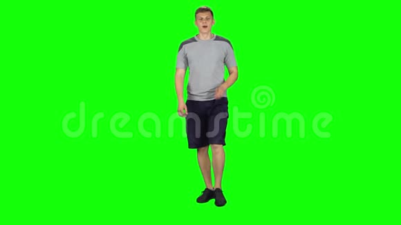 年轻人在绿色屏幕上行走和打哈欠Chroma键视频的预览图