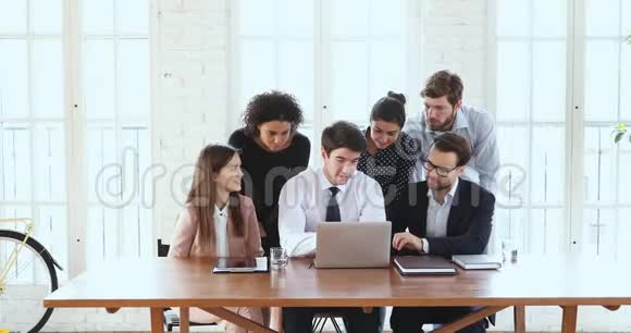 六个头脑风暴的商业团队用笔记本电脑聚集在办公室视频的预览图
