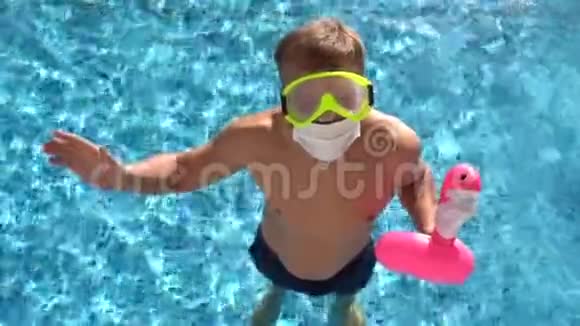 游泳池里的白人男性戴着医用口罩的玩具火烈鸟视频的预览图