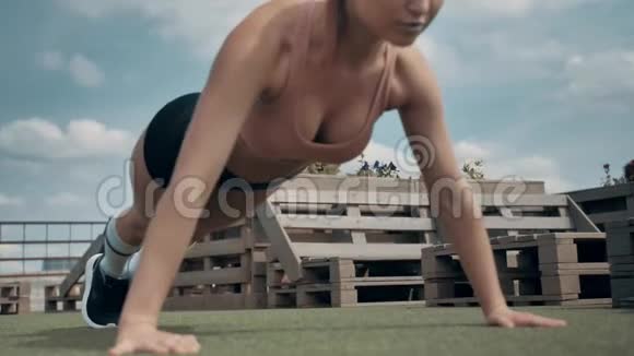 一个阳光明媚的日子女运动员在赛场上扭动着视频的预览图