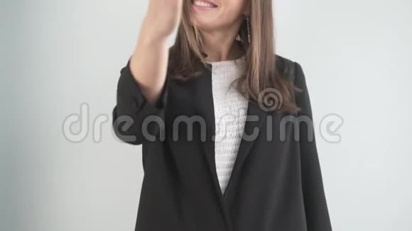 一个女商人伸出手来打招呼视频的预览图