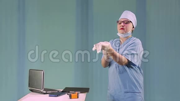 一位女医生戴上医用手套戴上口罩准备检查疑似冠状病毒患者视频的预览图