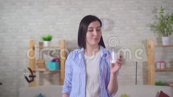 积极的青年妇女使用清洁耳卫生棉棒视频的预览图