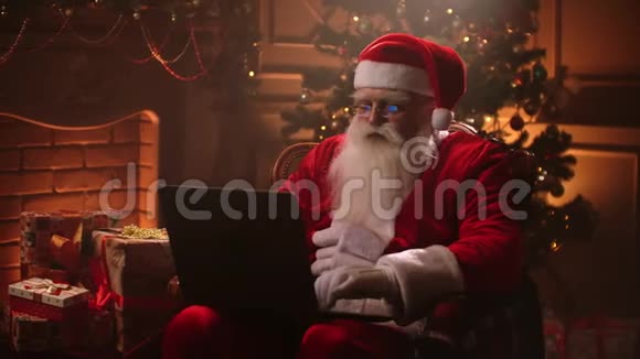 真正的圣诞老人使用新技术与儿童沟通接收邮件或愿望清单视频的预览图