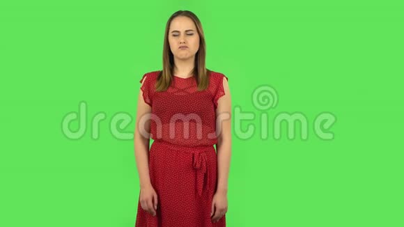 穿红色衣服的温柔女孩站着生气然后微笑绿色屏幕视频的预览图