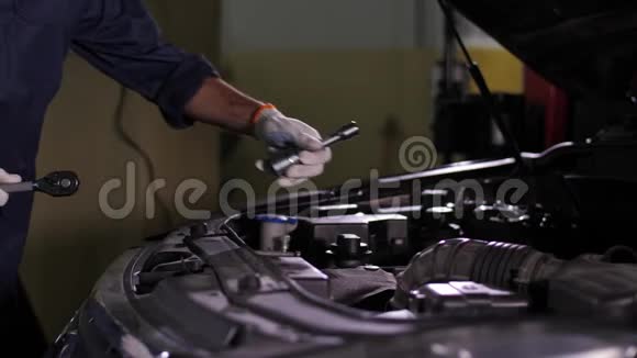 汽车修理工在汽车罩下工作扳手视频的预览图