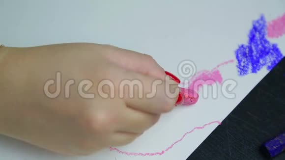 女性用粉笔在白纸上画晚云视频的预览图