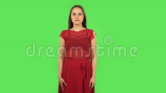 穿着红色裙子的温柔女孩在尖叫叫着某人绿色屏幕视频的预览图