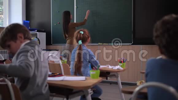 女教师在黑板上写数学方程式视频的预览图