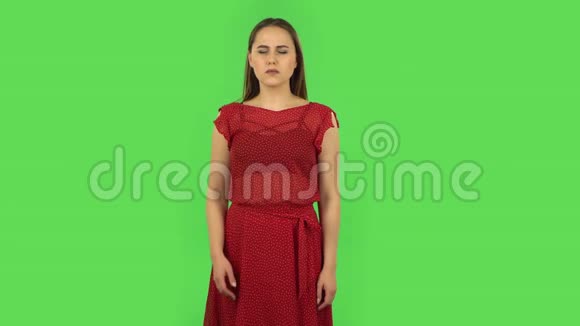 穿着红色衣服的温柔女孩得了感冒喉咙和头都痛咳嗽绿色屏幕视频的预览图