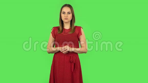 穿红衣服的小女孩正在报道和讲述许多有趣的信息绿色屏幕视频的预览图
