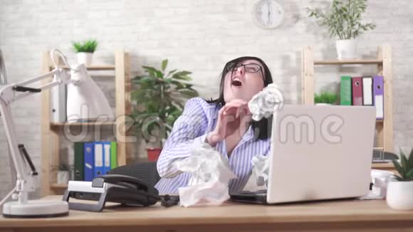 观念的过度运作纸落在一个女办公室工作人员身上视频的预览图