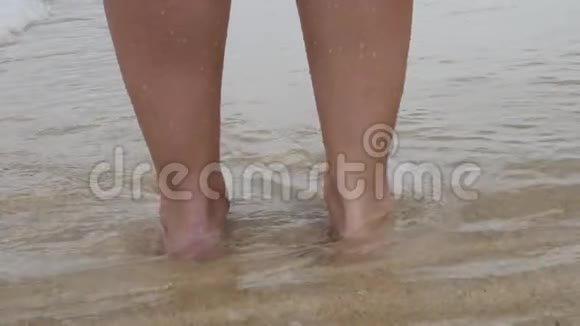 热带沙滩女性步行视频的预览图