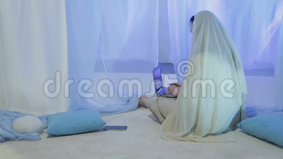 婚礼前穿白衣服的新娘在社交网络中交流并接受祝贺视频的预览图