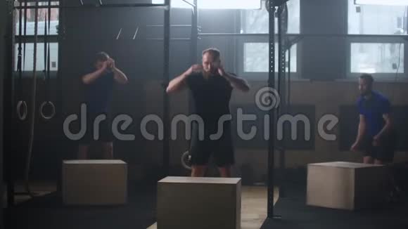3个健身男子训练箱跳跃锻炼挑战健身房享受健康的健身生活方式朋友视频的预览图