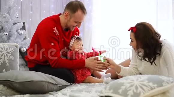 白人父母在家里和他们的女婴玩耍视频的预览图