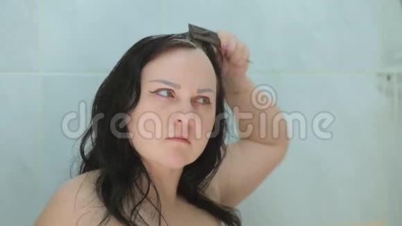 一个黑发女人用刷子染头发梳头视频的预览图