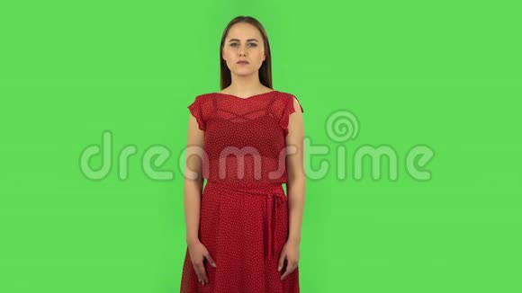 穿红色衣服的温柔女孩感觉不好她的胃疼感觉恶心绿色屏幕视频的预览图
