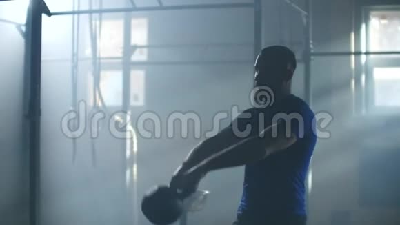 男运动员在缓慢运动中克服困难举起水壶心脏综合训练视频的预览图